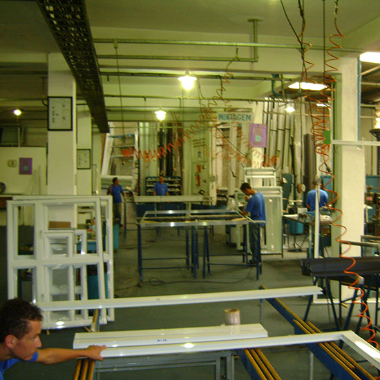 Foto de funcionários trabalhando com esquadrias de alumínio - Cerri Esquarias